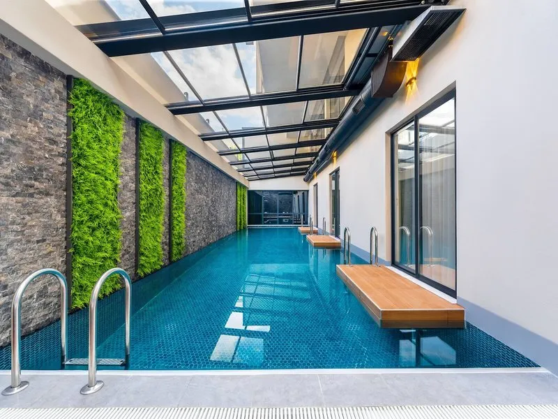 Sodoben notranji bazen s stekleno streho v hotelu Lexia