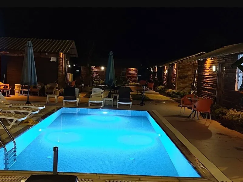 Pogled na zunanji bazen iz sobe v Lime Tree Houses