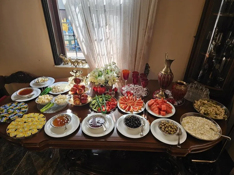 Bogata ponudba svežega sadja in zelenjave za zajtrk