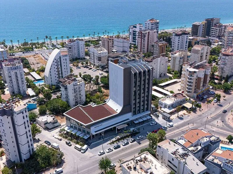 Zračni posnetek hotela Mercure Antalya Konyaalti v bližini obale
