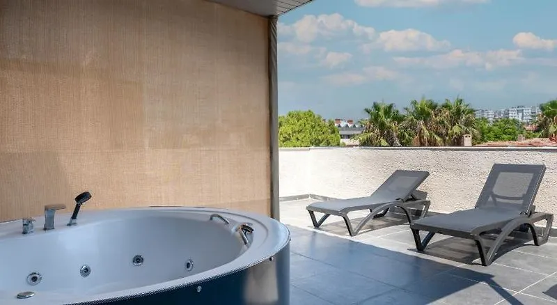 Zunanji jacuzzi na terasi s pogledom na okolico