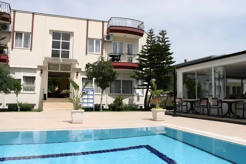 Pogled na bazen in hotelsko zgradbo