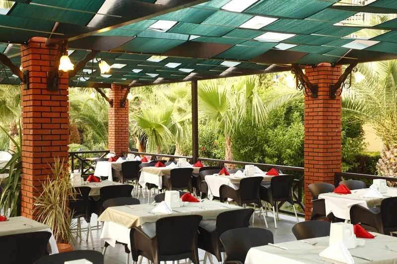 Zunanja terasa restavracije hotela Miramor Garden s pogledom na palme