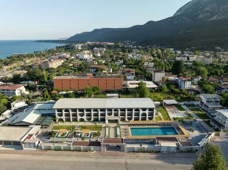 Zračni posnetek Monk Resort Hotela z bazenom in okoliškimi gorami