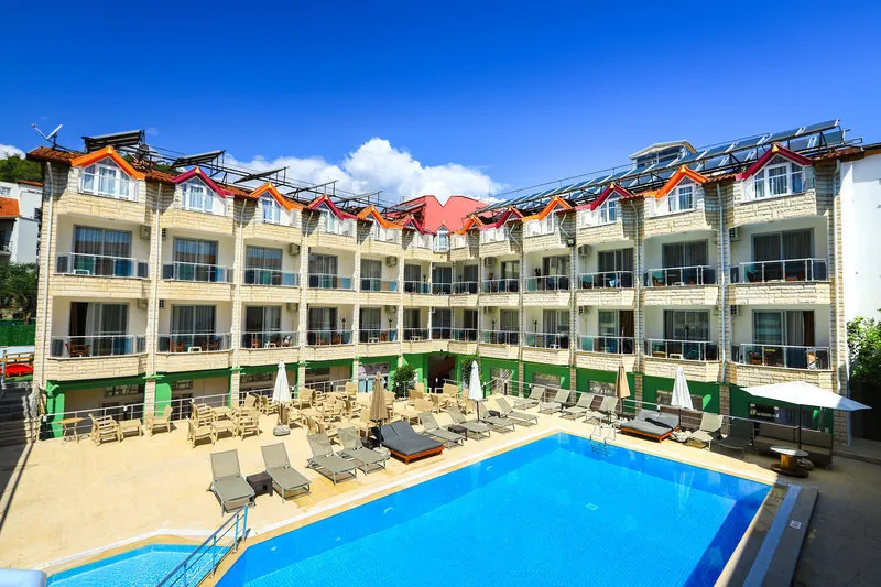 Zunanji bazen hotela Mr. Crane s pogledom na hotelsko poslopje