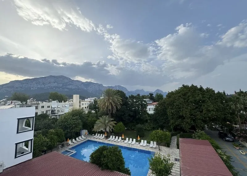 Pogled na bazen in gore v ozadju