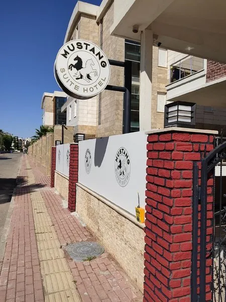 Vhod v hotel Neva Suite s tablo Mustang Suite Hotel