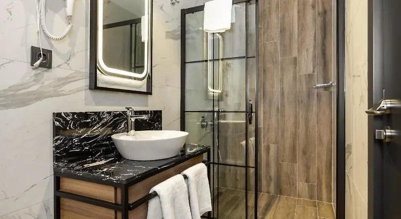 Elegantna kopalnica s tuš kabino in modernim umivalnikom