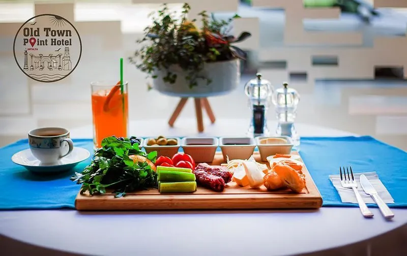 Bogat turški zajtrk na leseni deski