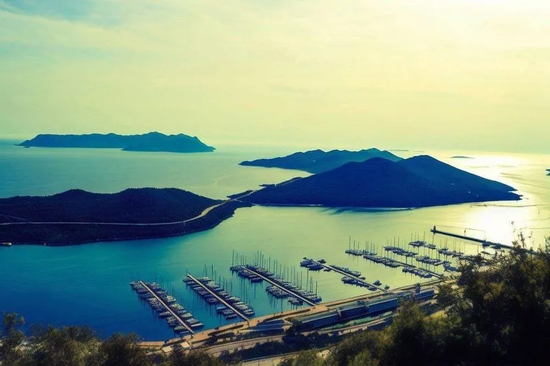 Spektakularen razgled na marino in otoke iz hotela Payam