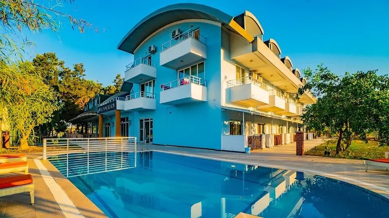 Zunanji bazen in moderna arhitektura hotela Prenses Sealine Beach