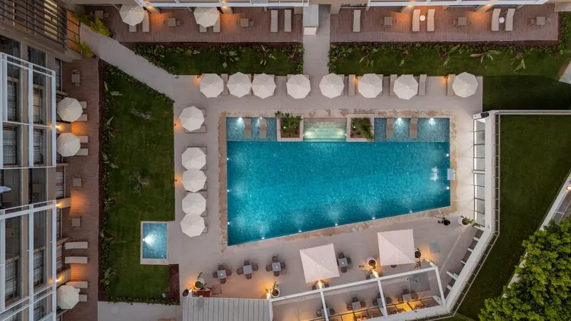 Zračni posnetek modernega bazena hotela Prive Suite Side