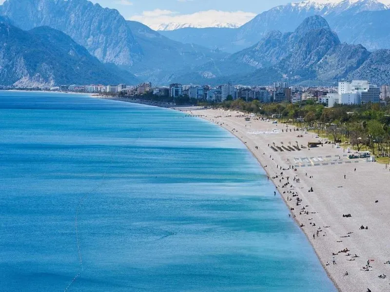 Čudovit razgled na obalo Antalye in gorovje Taurus