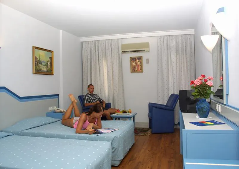 Udobna in svetla hotelska soba s sodobno opremo