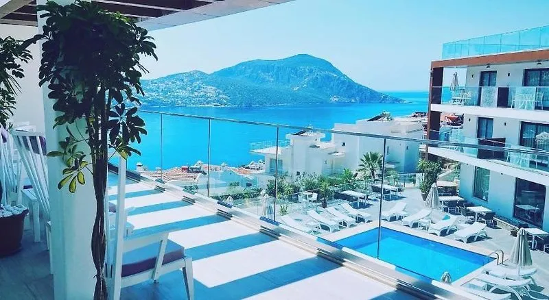 Pogled z balkona na bazen in zaliv Kalkan