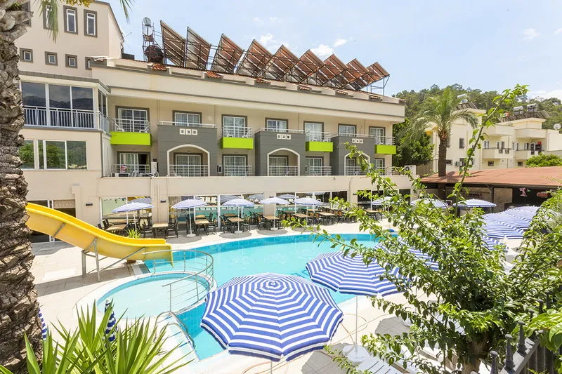 Zunanji bazen z rumenim vodnim toboganom