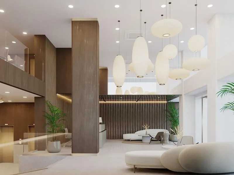 Sodoben lobi hotela Ring Downtown z dizajnerskimi lučmi