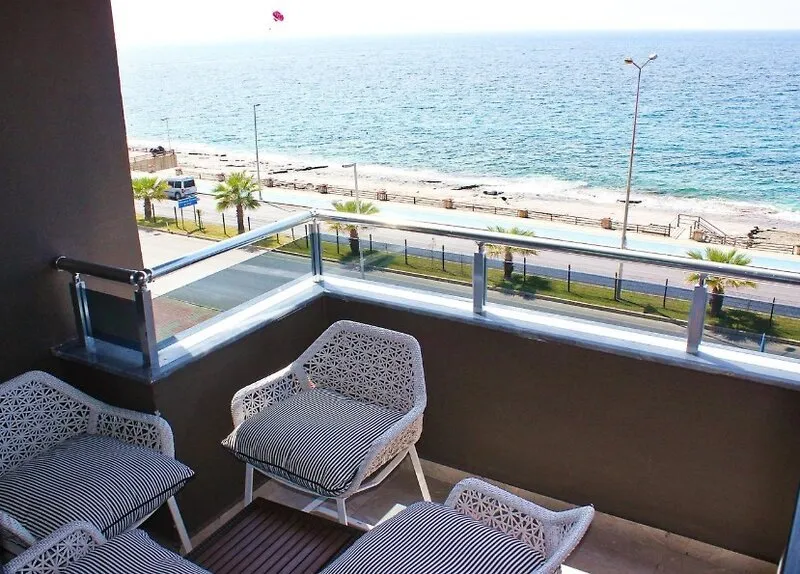 Pogled z balkona na morje in obalno cesto