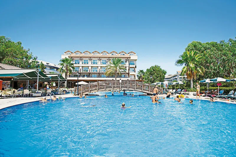 Glavni bazen hotela Seher Resort & Spa z mostičkom