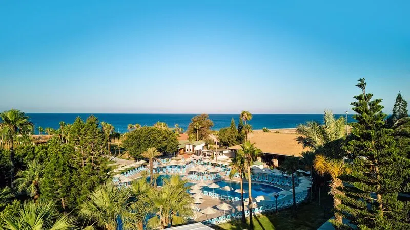 Panoramski pogled na bazenski kompleks in morje