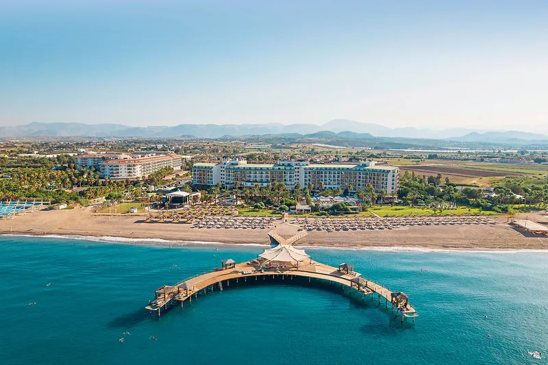 Zračni posnetek resorta s pomolom v obliki polmeseca