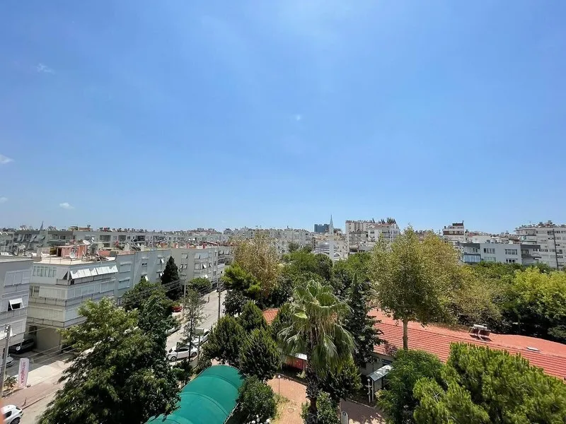 Panoramski pogled na mesto Antalya s hotelske terase