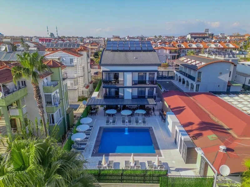 Pogled iz zraka na bazen in okolico hotela