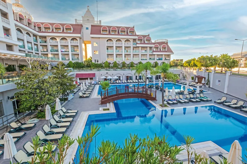 Pogled na zunanje bazene in arhitekturo hotela Side Crown Serenity