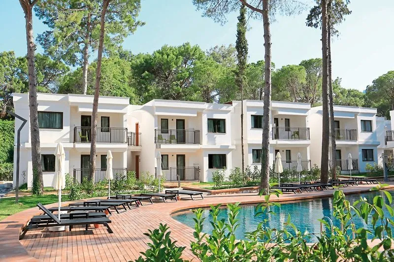 Moderni beli bungalovi ob bazenu v resortu Siu Collection