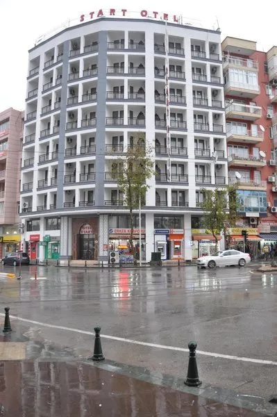 Zunanjost hotela Start Otel v centru Antalye ob deževnem dnevu