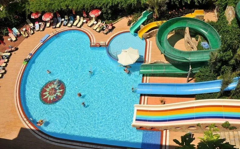 Zabavni vodni tobogani v hotelskem aquaparku