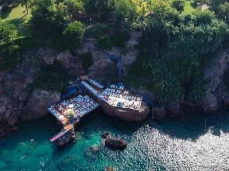 Platforma za sončenje ob morju pod pečino v Antalyi