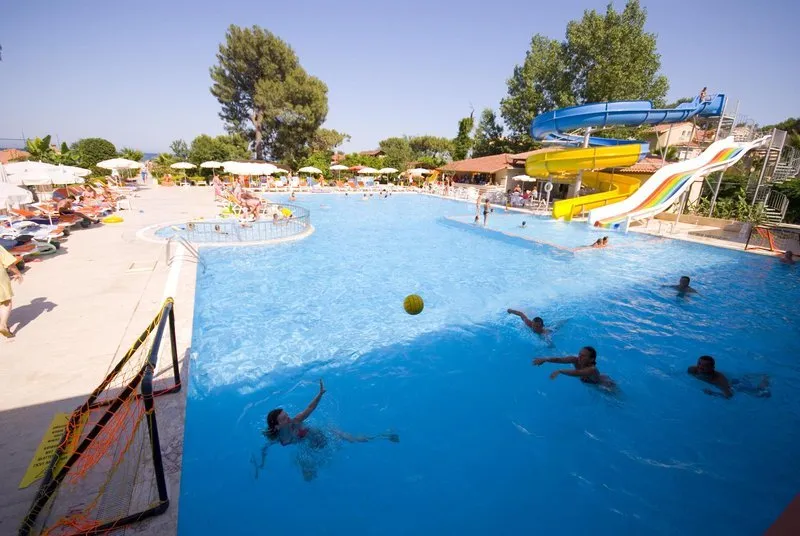 Zunanji bazen z vodnimi tobogani in animacijo