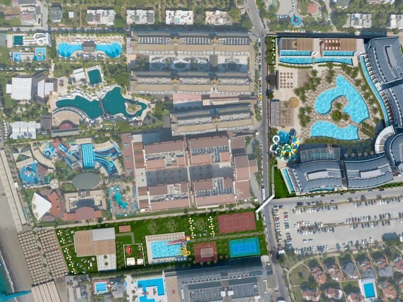 Zračni posnetek celotnega hotelskega kompleksa TUI BLUE Maviss z bazeni in tobogani