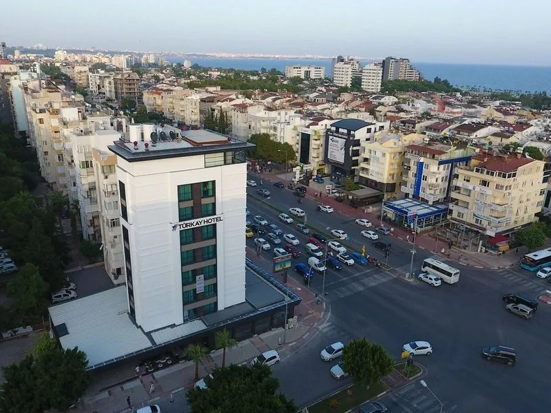 Zračni posnetek hotela Turkay v Antalyi s pogledom na mesto in morje