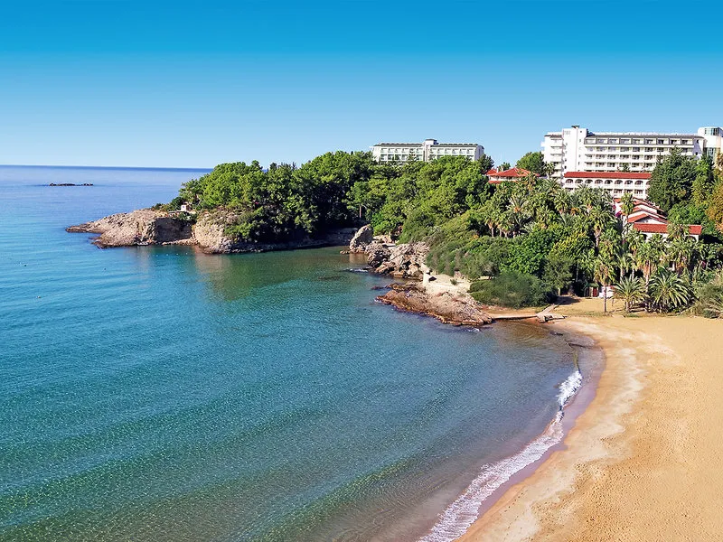 Pogled na peščeno plažo in turkizno morje hotela Utopia Beach Club