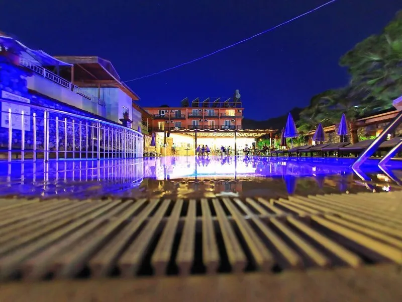 Osvetljen zunanji bazen hotela Venus Beldibi ponoči