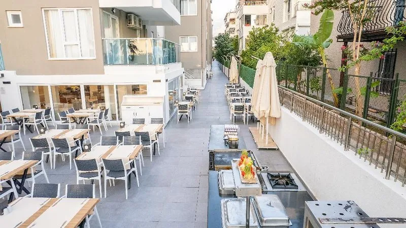 Zunanja terasa restavracije Viking Beach Hotel s pogledom na morje