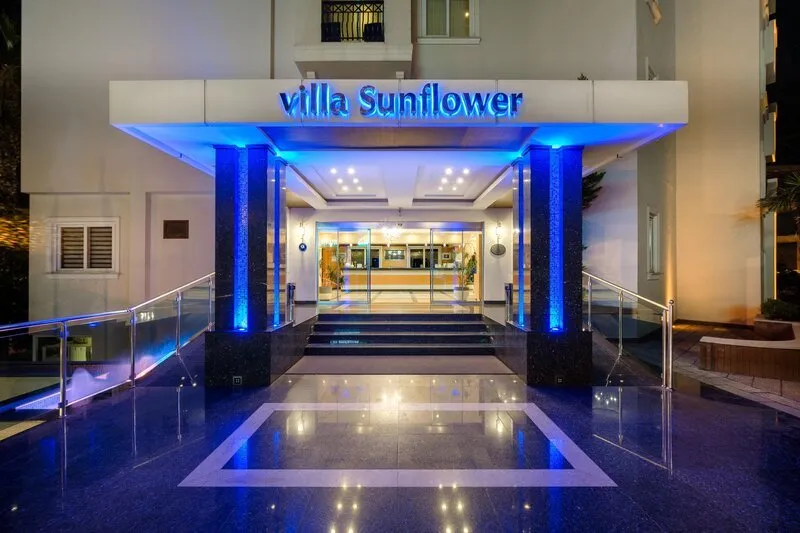 Moderno osvetljen vhod v hotel Villa Sunflower