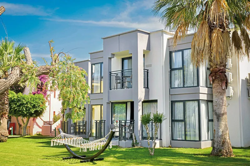 Zračni posnetek bazenov in vrtov v VONRESORT Golden Beach