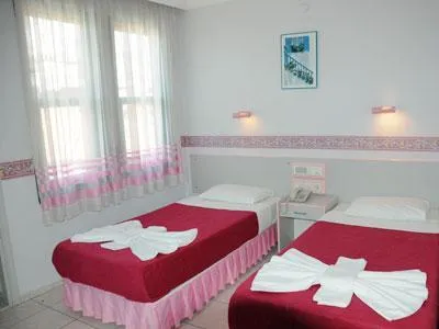 Sodobna dvoposteljna soba z rdečimi poudarki